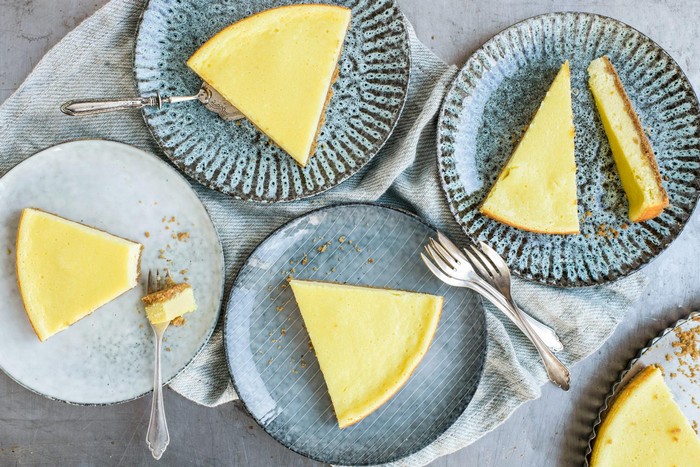 zitronen keto cheesecake gesunder käsekuchen käsekuchen ohne zucker low carb backen vier blaue teller mit stücken