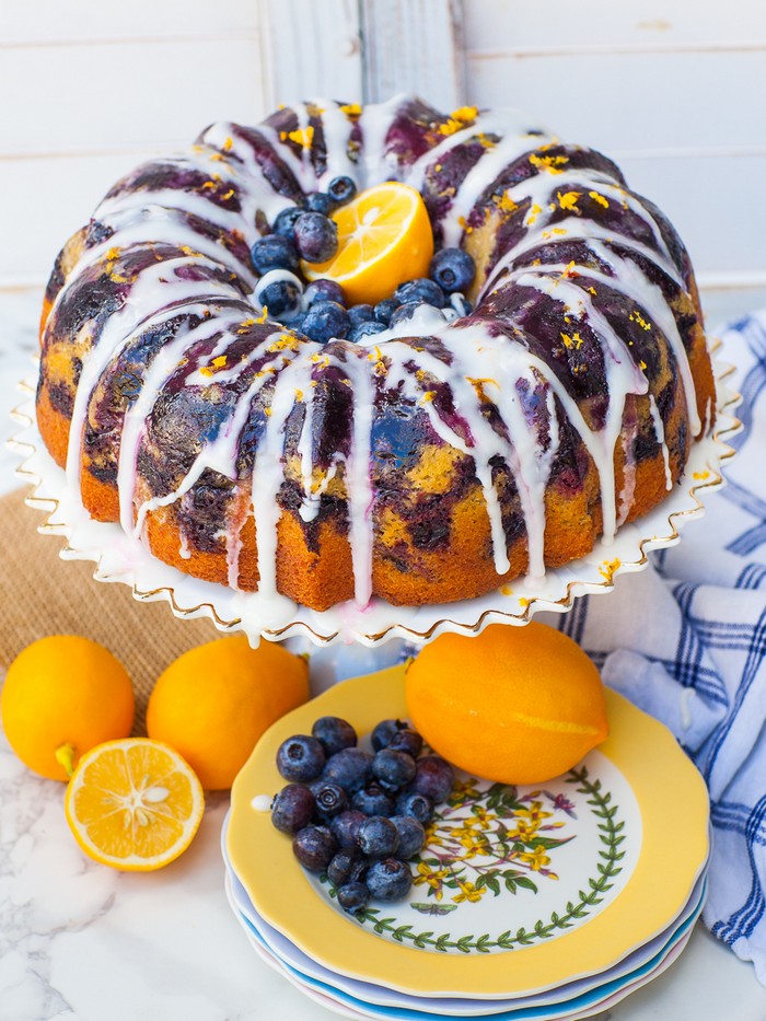 zitronenkuchen mit öl saftiger kuchen rezept zitronenkuchen mit blaubeeren und orangen zuckerglasur auf tortenplatte