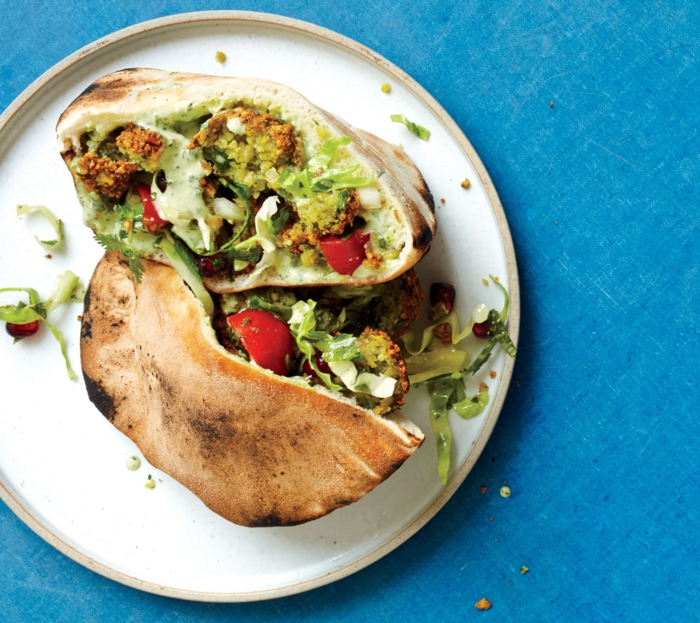 zwei wraps mit salat und falafel gerichte selber zubereiten veganes kochen idee und inspiration