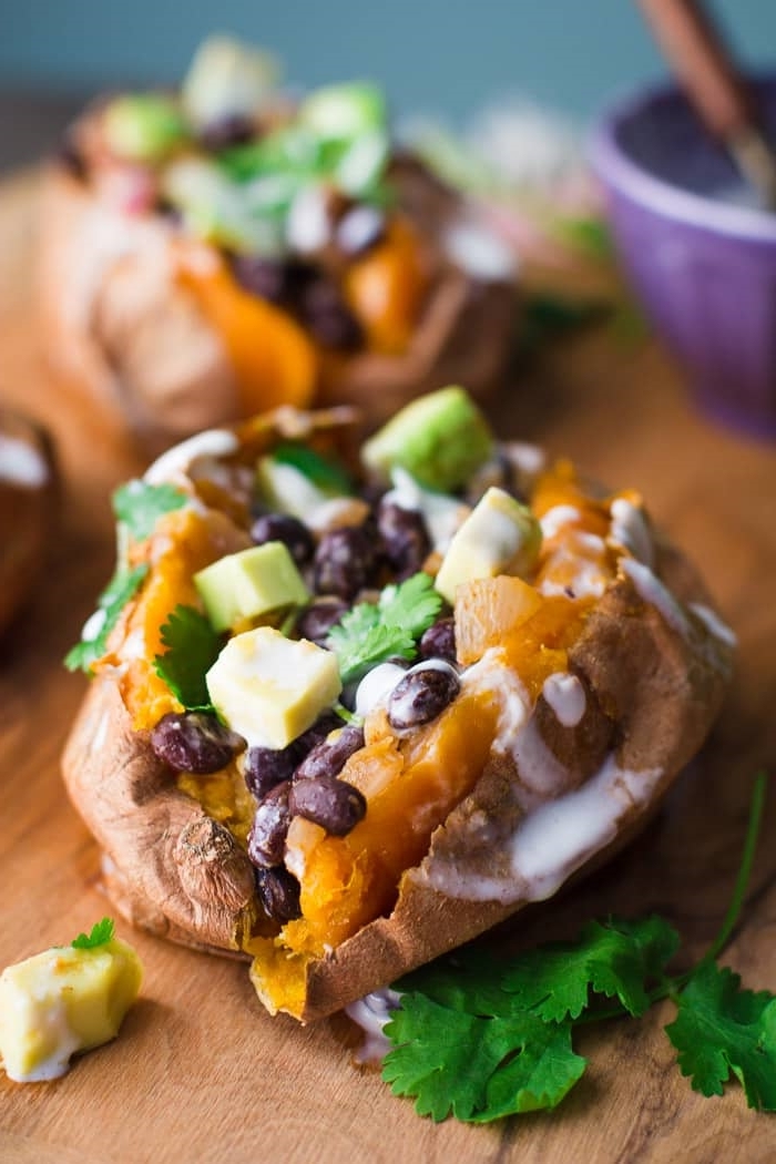 überbackene kartoffeln mit bohnen avocado käse und gemüse gefüllte ofenkartoffeln vegetatisch