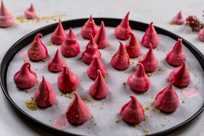 17 wie sie meringue selber machen können baiser rezept mit puderzucker und pinker lebensmittelfarbe französische spezialitäten zubereiten