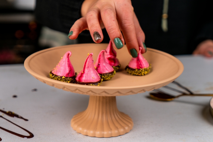 22 pinke meringue auf einen tortenständer arrangieren einfaches rezept baiser selber machen leicht und schnell