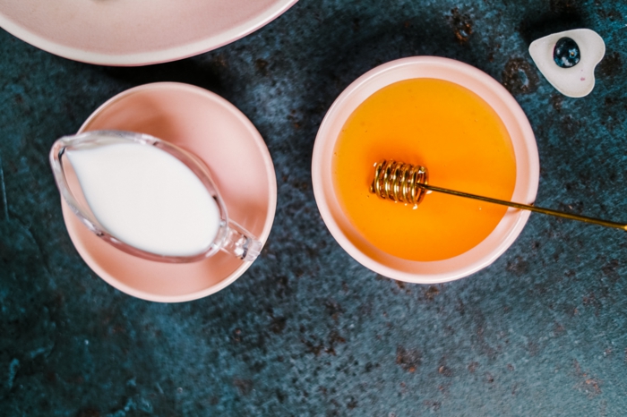 4 kleine schale mit honig smoothie mit blaubeeren selber machen schritt für schritt rezept einfach