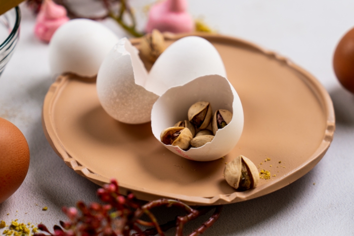 4 weiße eierschalen mit pistazien zutaten für meringue baiser selber machen rezept leicht und schnell