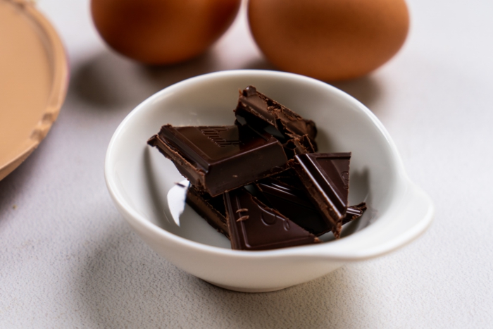 5 weiße schale mit schwarzer schokolade zutaten für baiser selber machen rezept leckere desserts ideen