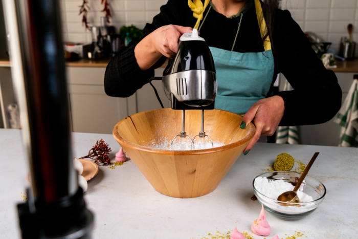 8 diy rezept baiser eiweiße in einer schale schaumig schlagen leichte zubereitung von französischen meringue