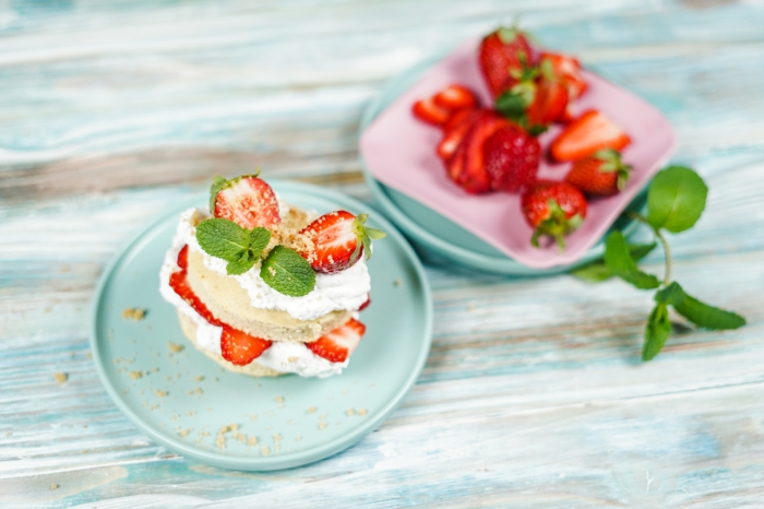 strawberry shortcake selber machen teller mit erdbeeren sahn und grünen blättern