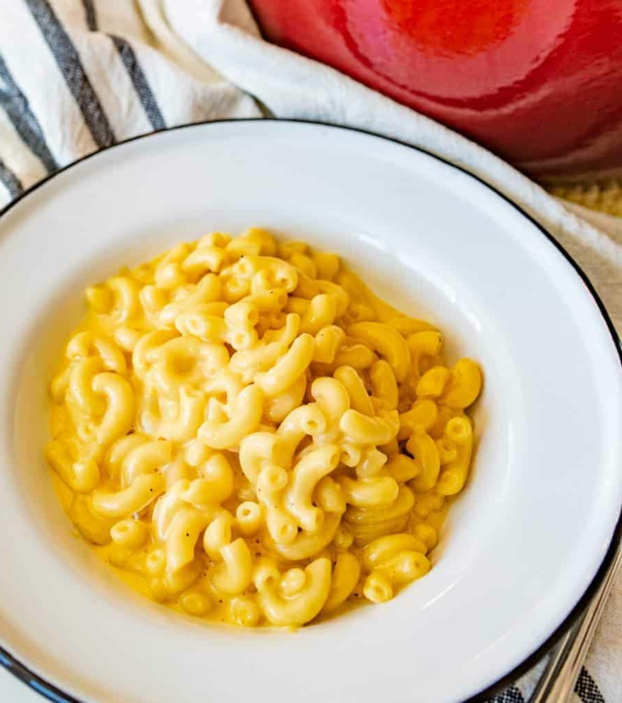 amerikanisches gericht mit pene pasta und geschmolzenem käse