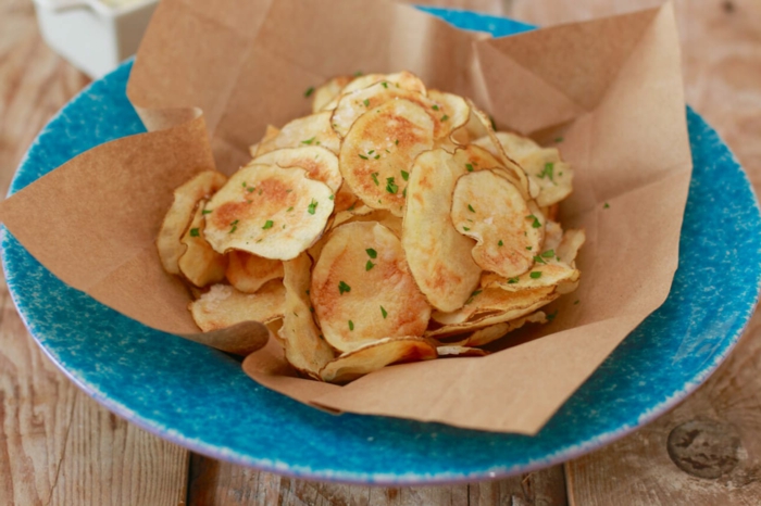blauer teller mit chips gewürzt kartoffelchips selber machen backofen geburtstag kinder snack ideen und inspiration
