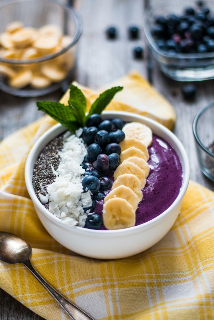 einfache leckere blaubeer smoothie bowl mit bananen chia kokos vegane frühstück ideen gesundes essen zubereiten