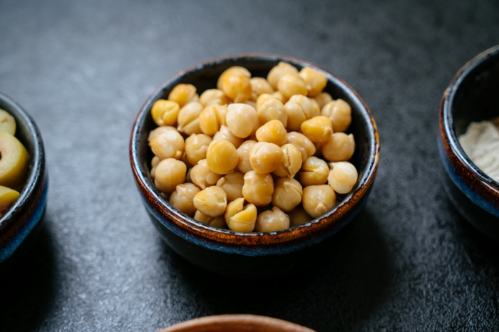 einfache rezepte eine schüssel mit kichererbsen die zutaten für rezept für gefüllte süßkartoffel