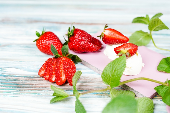einfaches dessert mit erdbeeren selber machen geschnittene erdbeeren und gürne blätter