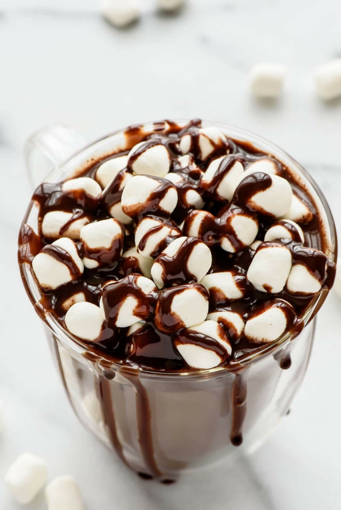 einfaches kakao rezept selber machen mit geschmolzener schokolade und marshmallows weihnachten rezept