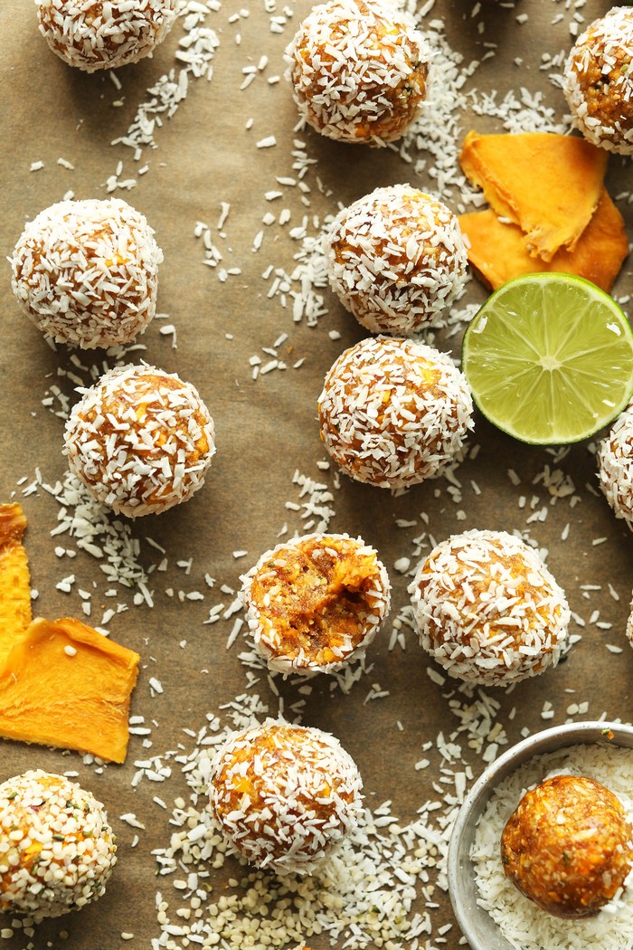 energy balls selber machen dattelbällchen protein balls mit mango und limettensaft in kokosschällen gerollt