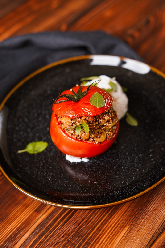 gefüllte tomaten mit quinoa leckere vegetarische gerichte einfaches mittagessen