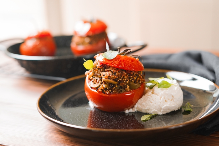 gefüllte tomaten vegetarisch gesundes mittagessen gebackenes gemüse mit füllung aus quinoa