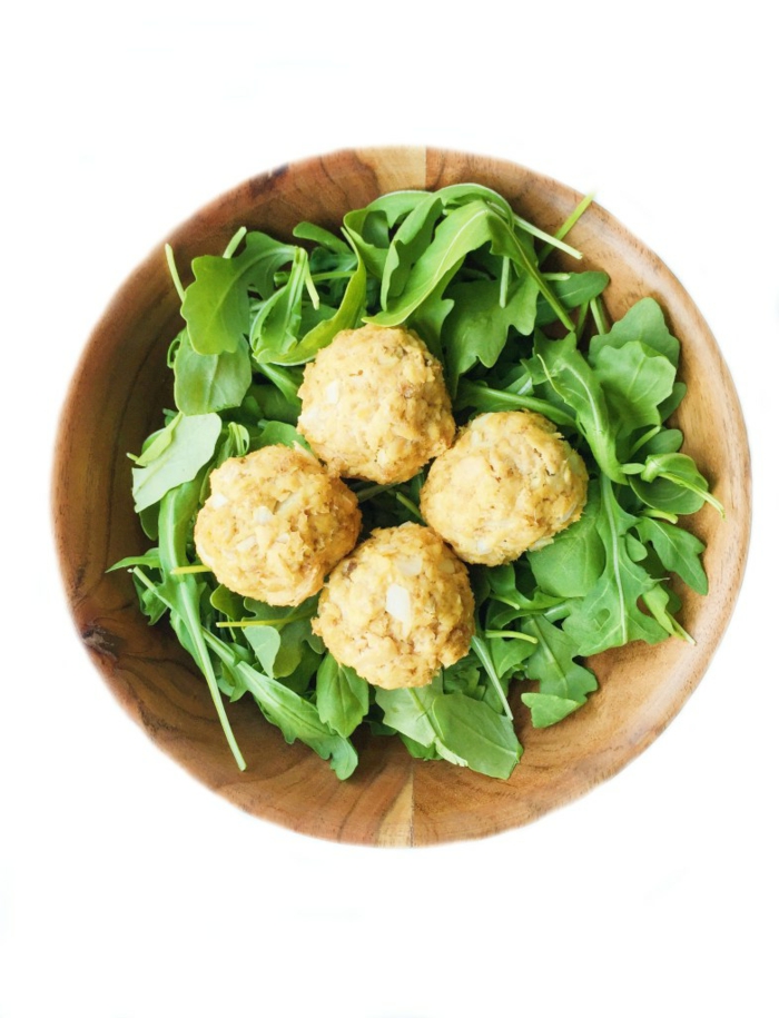 gesunde ernährung salat mit hackbällchen lachs gerichte pescetarisches essen zubereiten leckere rezepte