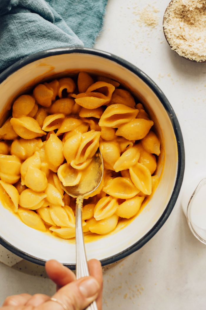 hand und löfeel mac and cheese rezept mit geschmolzenem käse und penne pasta schritt für schritt