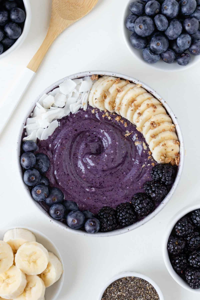 hausgemachte bowl blaubeer smoothie mit banane und blaubeeren gesunde und nahrhafte ernährung zum frühstück
