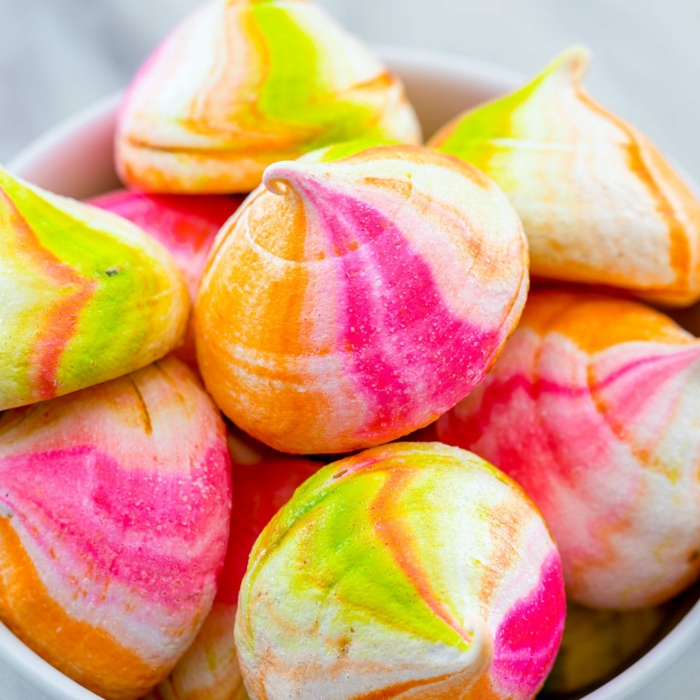 hausgemachte meringue in regenbogen farbe baiser rezept mit puderzucker kaffee gebäck