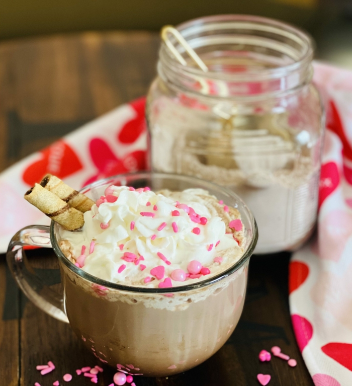 hot chocolate selber machen mit pinker dekoration und sahne kakao getränk zu weihnachten zubereiten