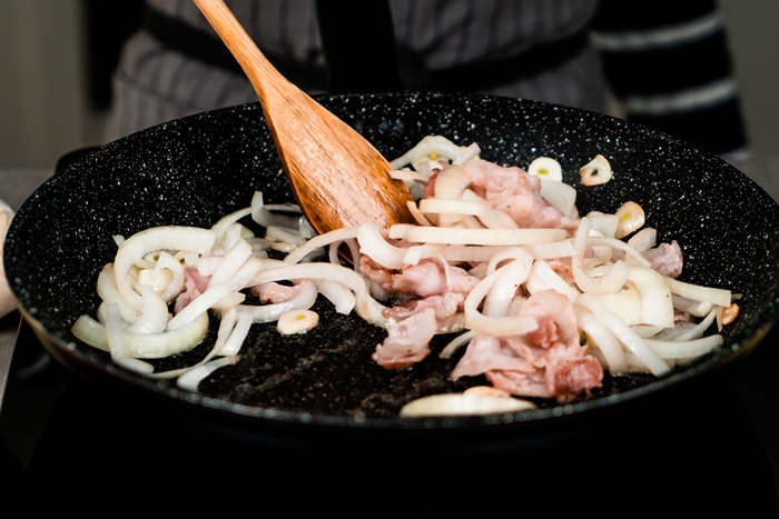 hähnchen cordon bleu zubereiten schritt für schritt füllung mit zwiebel und bacon (1)