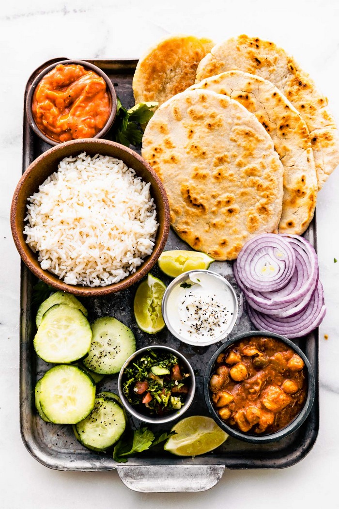 indisches naan brot naan brot pfanne naan brot selber machen tafel mit frischer gemüse reis guacamole wie naan brot essen