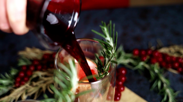kana mit rotwein und eine hand weihnachtsgetränk rezept