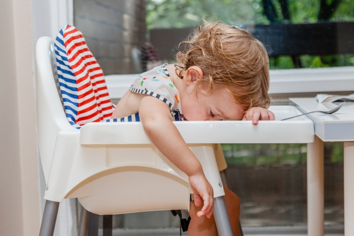 kind schläft auf einem stuhl esszimmer einrichten für kinder