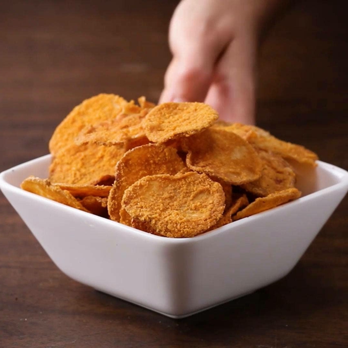 kleine weiße schale mit chips hausgemacht gesunde chips selber machen leichtes rezept