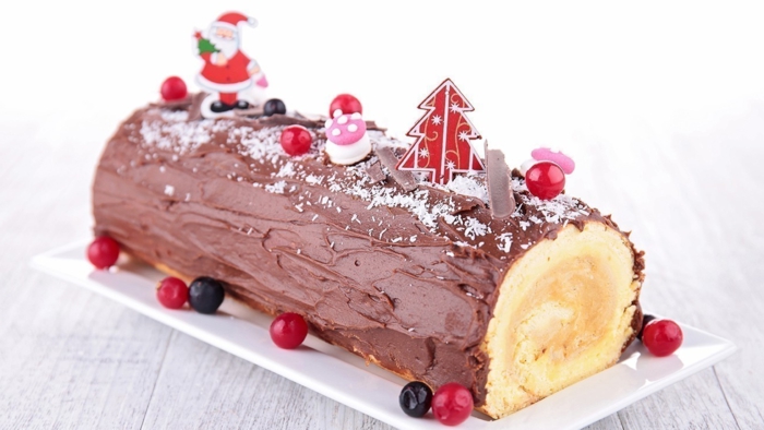 kuchen dekoriert mit weihnachtsdekoration buche de noel rezept schokoladendesserts selber machen