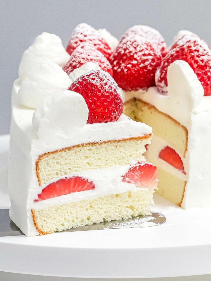 kuchen mit sahne und roten erdbeeren strawberry shortcake selbermachen puderzucker