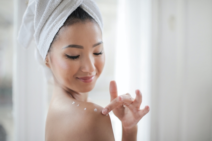 körperpflege mit felce azzurra hautgesundheit hautschönheit bewahren frau produkte zum duschen