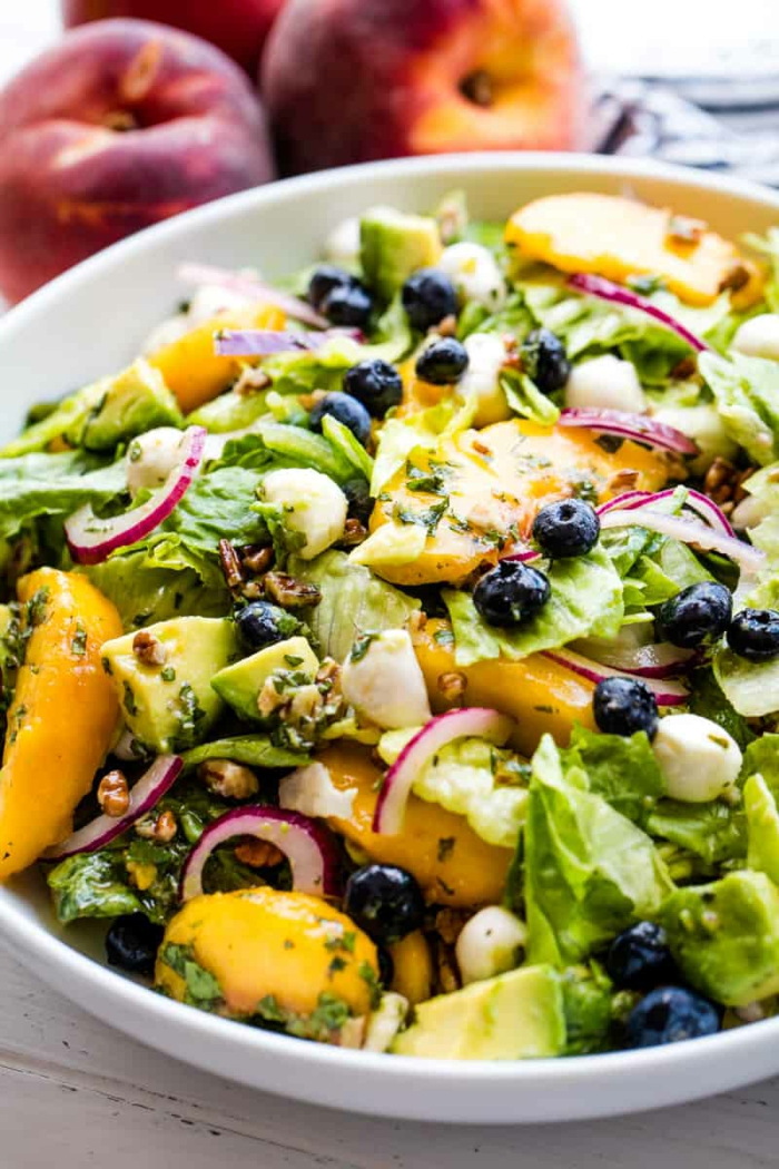 leckere salate rezepte mit pfirsichen blaubeeren avocado gesunde abendessen ideen und inspiration
