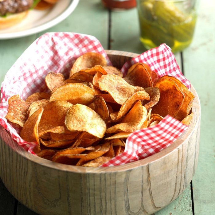 leckere und gesunde chips selber machen fingerfood rezept schale mit chips weiß rote serviette