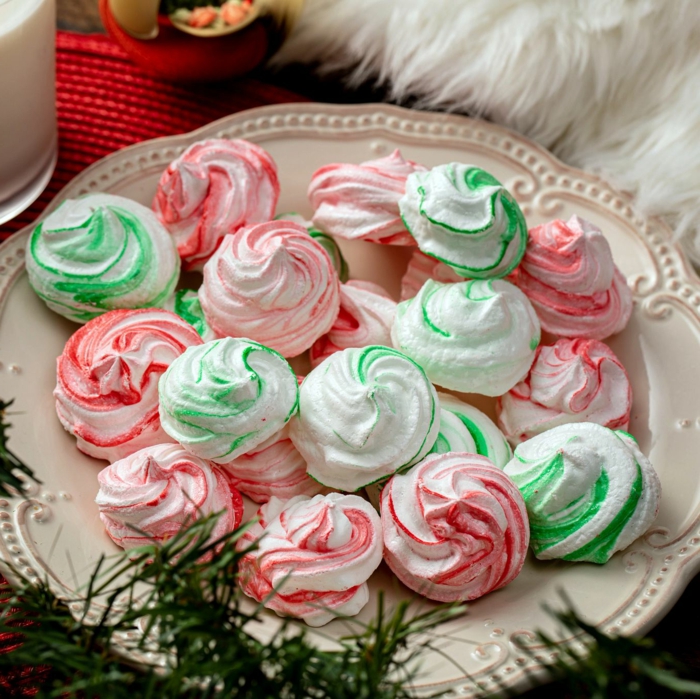 meringue bunt selber machen in grün und rot leichtes rezept für baiser französisches gebäck