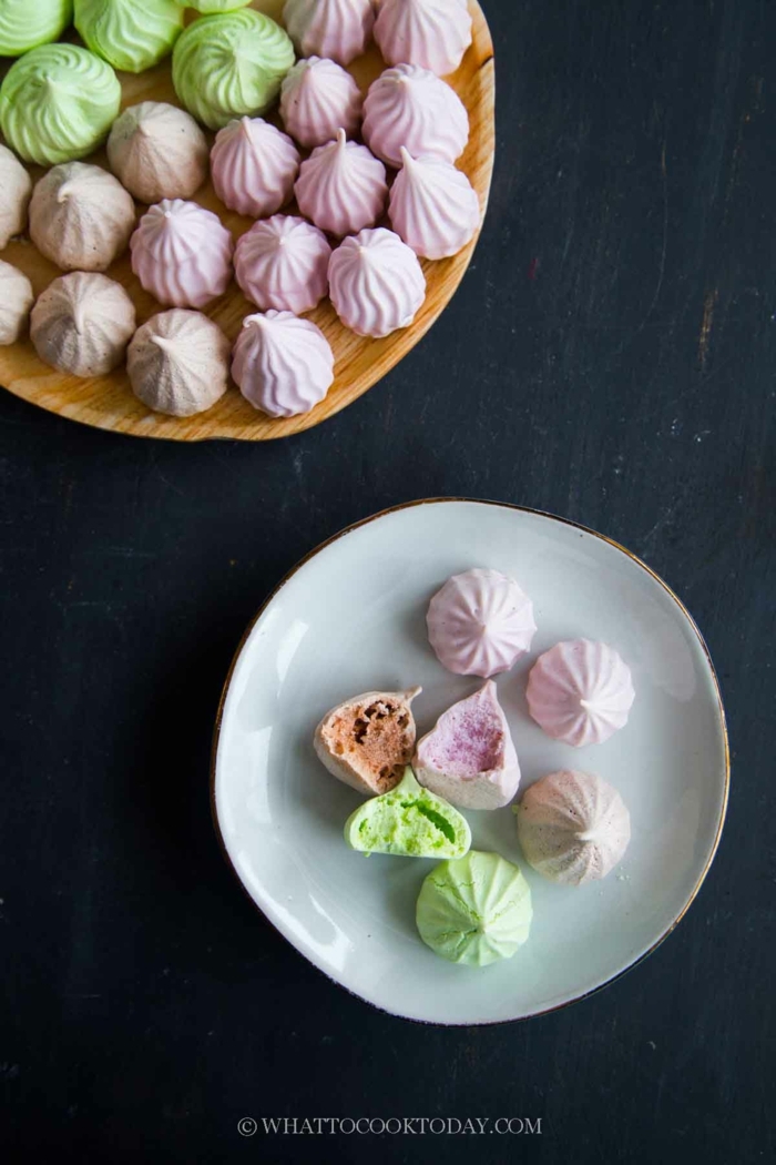 meringue süßigkeiten in bunte farben grün pink lila rezept baiser leicht und schnell zubereiten