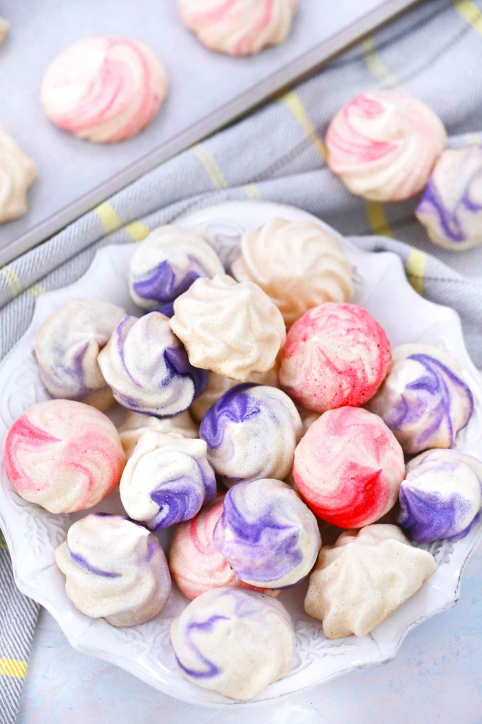 meringue süßigkeiten in bunte farben rezept für baiser selber machen traditionelle französische rezepte