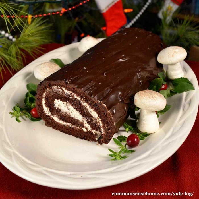 nachtisch weihnachten la buche de noel mit schwarzer schokolade weihnachtsdekoration