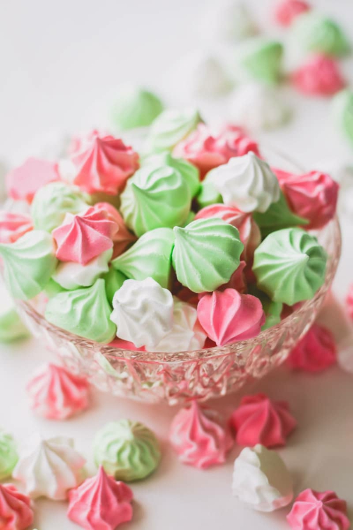 pinke weiße grüne meringue süßigkeiten baiser rezept mit puderzucker selber machen einfach