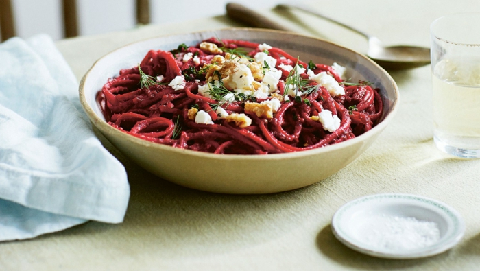 runde schale mit spaghetti italienische spezialitäten halloween gruseliges gericht rote beete nudeln
