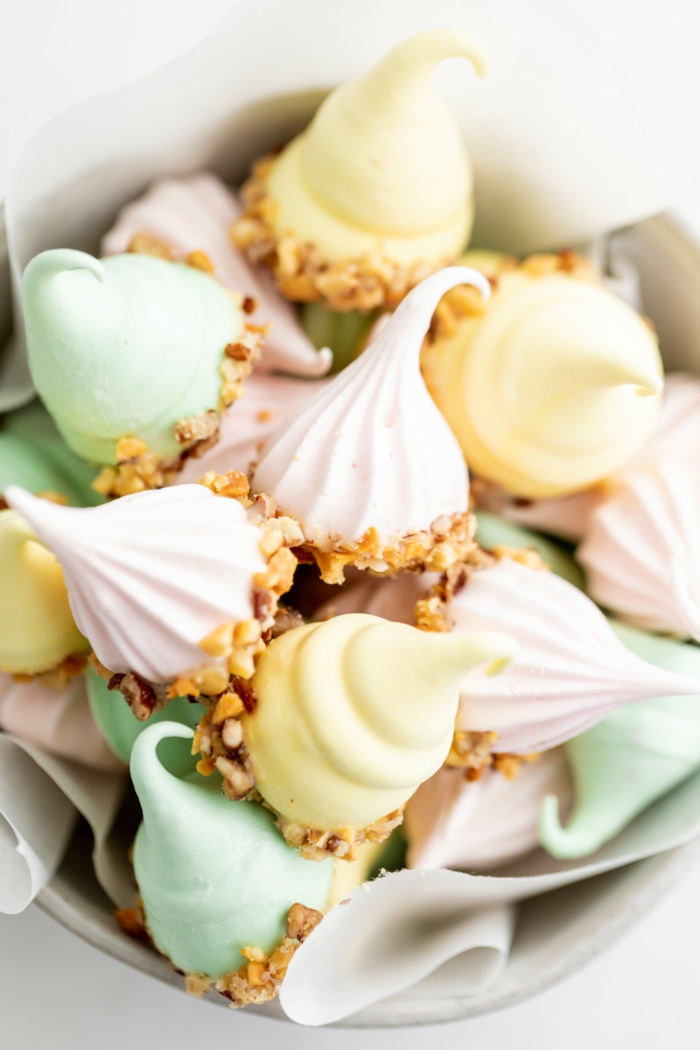 schnelles baiser rezept mit puderzucker bunte meringue süßigkeiten selber machen kaffee gebäck
