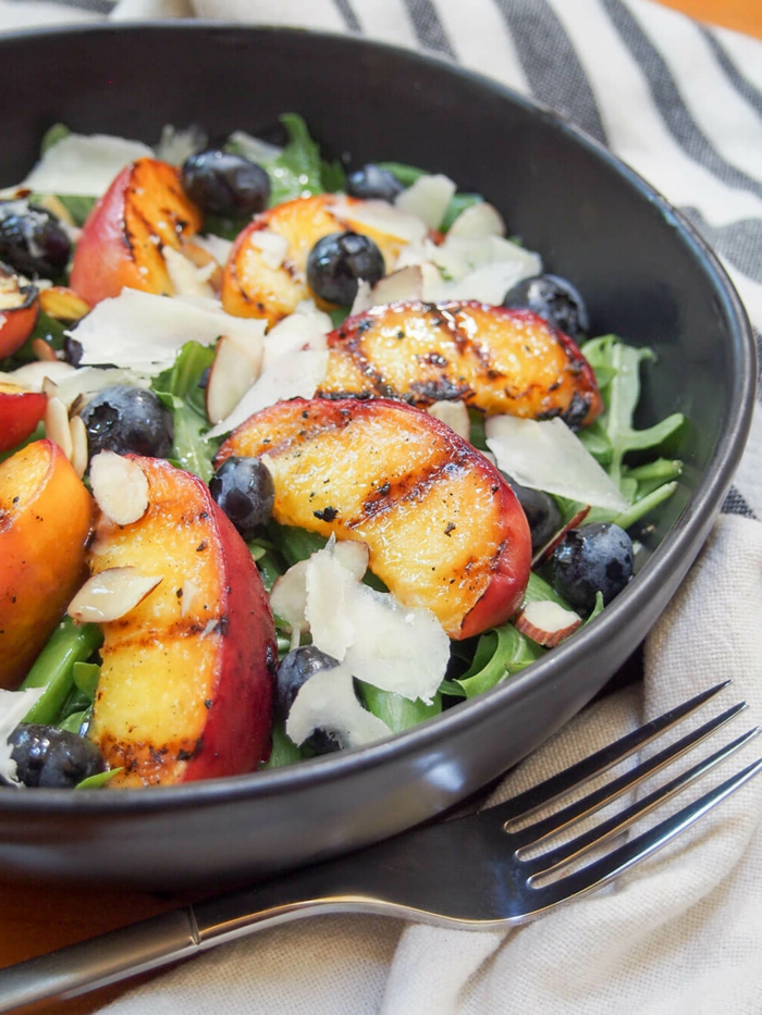 schwarze schüssel sommerliche salate zum grillen mit pfirsichen blaubeeren gesunde gerichte zubereiten