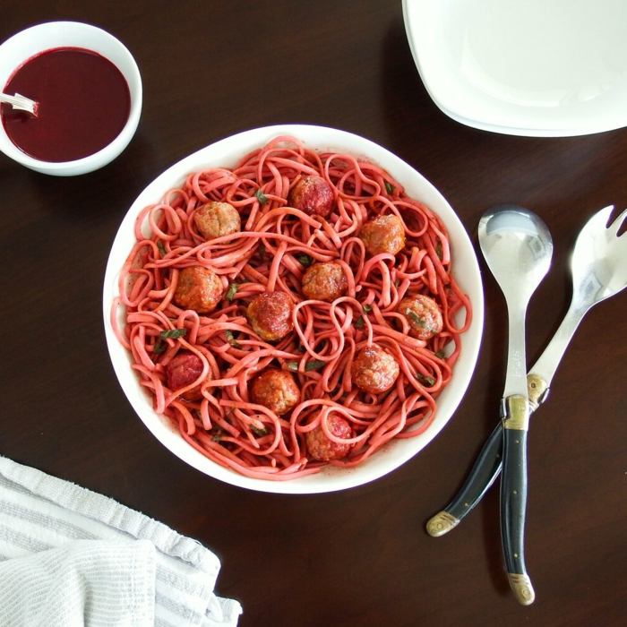spaghetti mit frikadellen und rote bete pesto originelle ideen für halloween gruselige gerichte zubereiten