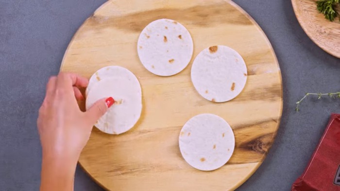tacos füllung mini tacos selber machen tortilla rezept füllung maismehl rezepte vier kleine tortillas auf schneidebrett