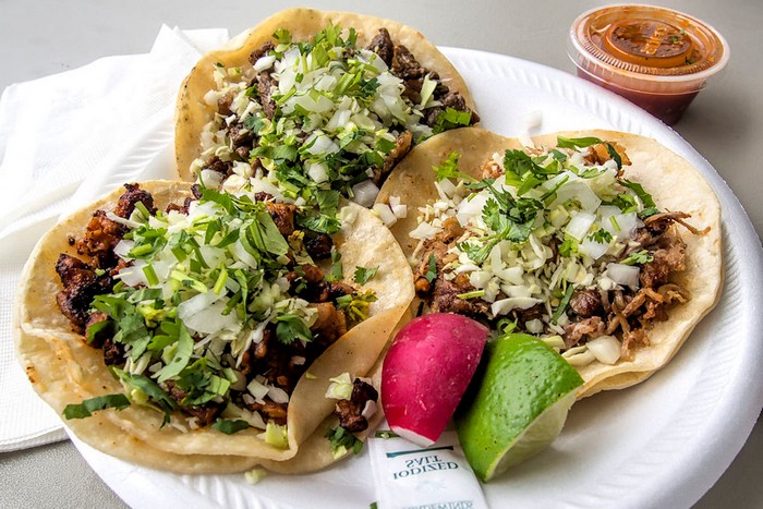 tacos tacos rezept maismehl rezepte tacos selber machen mexikanische tacos teller mit drei tacos gefüllt limetten