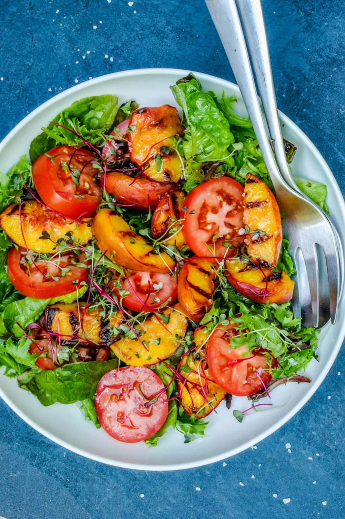 tomaten pfirsich salat zubereiten moderne salate rezepte leicht und schnell leckere gerichte mit obst und gemüse machen