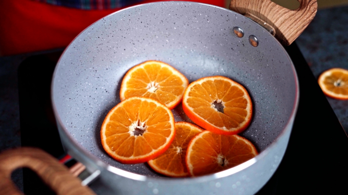 topf mit geschnittenen orangen glühwein selber machen schritt für schritt