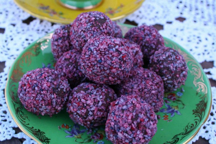 vegan energy balls energiekugeln selber machen rezept energy balls protein balls rezept himbeeren und schokolade lila