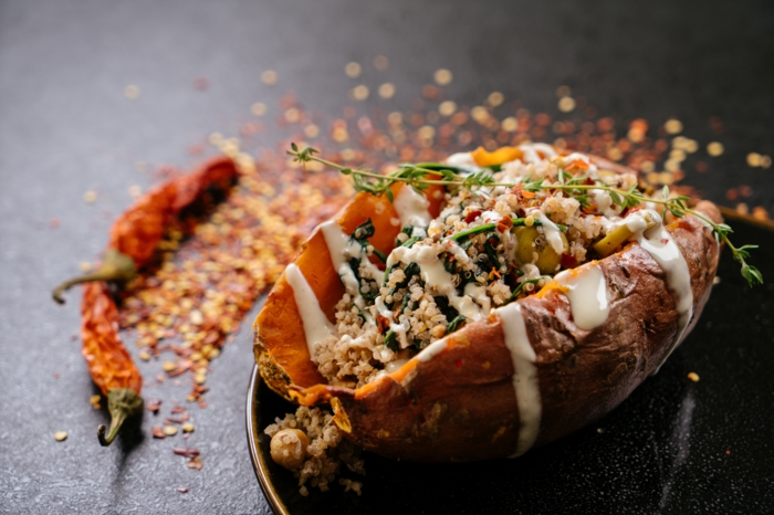 vegetarische rezepte ein teller rezept für gefüllte süßkartoffel scharfe paprikaschotten